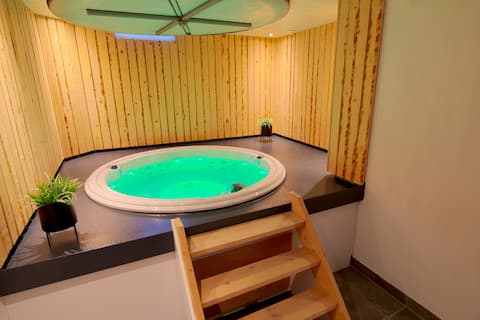 Jacuzzi & Sauna Villa