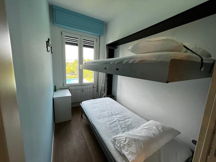 Det andra sovrummet har två våningssängar lätti