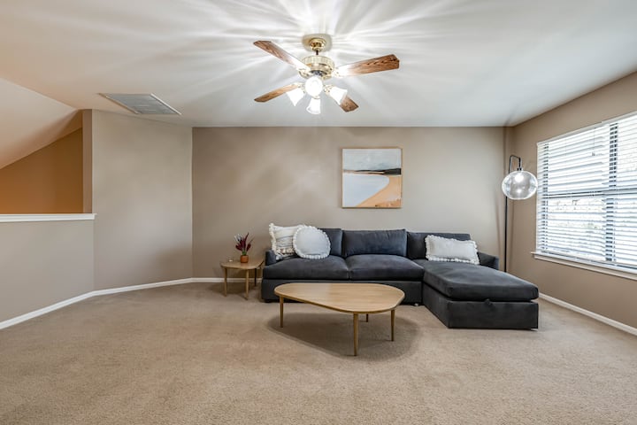 私たちの真新しいウェストエルムブランドのセクションは、新しい70インチテレビでリラックスして映画を見るのにとても快適な場所です。 ストリーミングサービスが提供されています！それ以来、オーバーサイズのLoveSac Beanbagも追加しました！ 