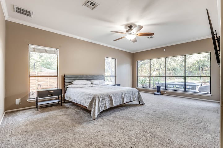 宿泊施設の清潔さは私たちが最優先に考えています！ 寝室のシーツはすべてのゲストの後に清掃・消毒されています！ それ以来、シェード、フルサイズの鏡、そしてマスターベッドルームにこのような居心地の良い雰囲気を提供するランプを追加しました！ 