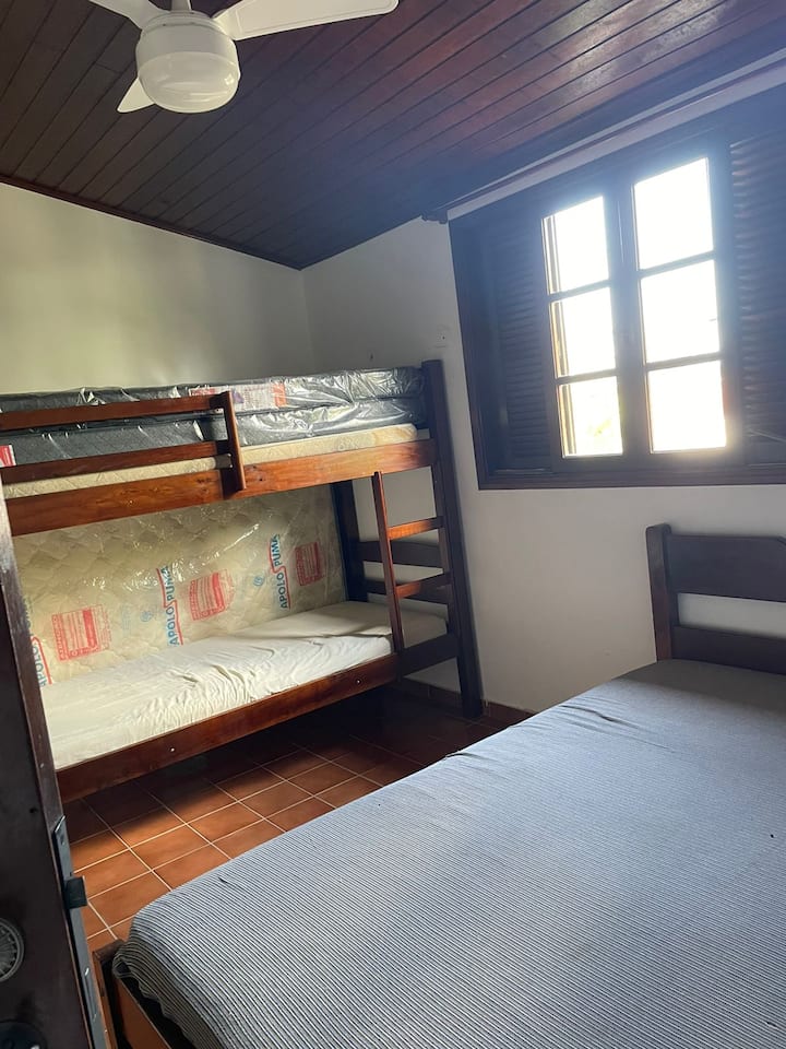 Spálňa 2: 1 manželská posteľ , jedna poschodová posteľ 