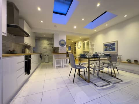 Stunning, Spacious 5 Bed House w/ Parking