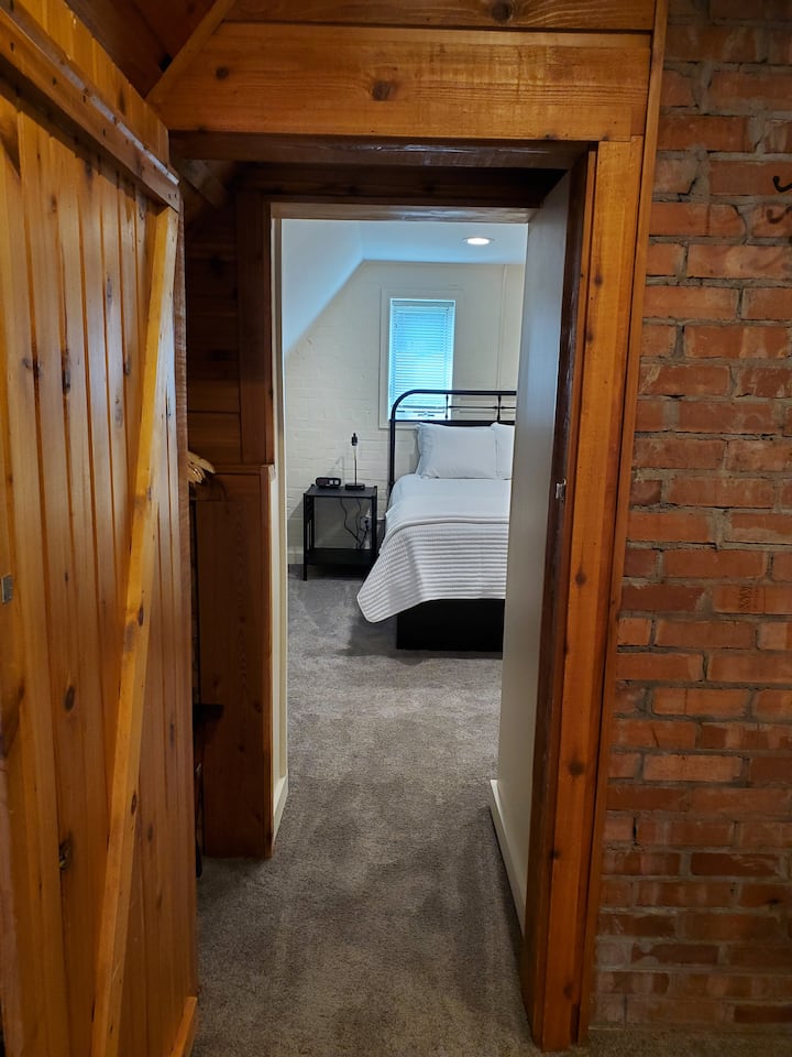 ENTRADA DEL DORMITORIO QUEEN FUERA DEL DORMITORIO KING.  TAMBIÉN ESTO CONDUCE AL BAÑO COMPLETO EN LA PLANTA SUPERIOR