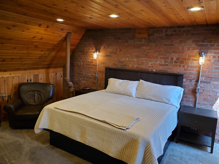 DORMITORIO CON CAMA TAMAÑO KING