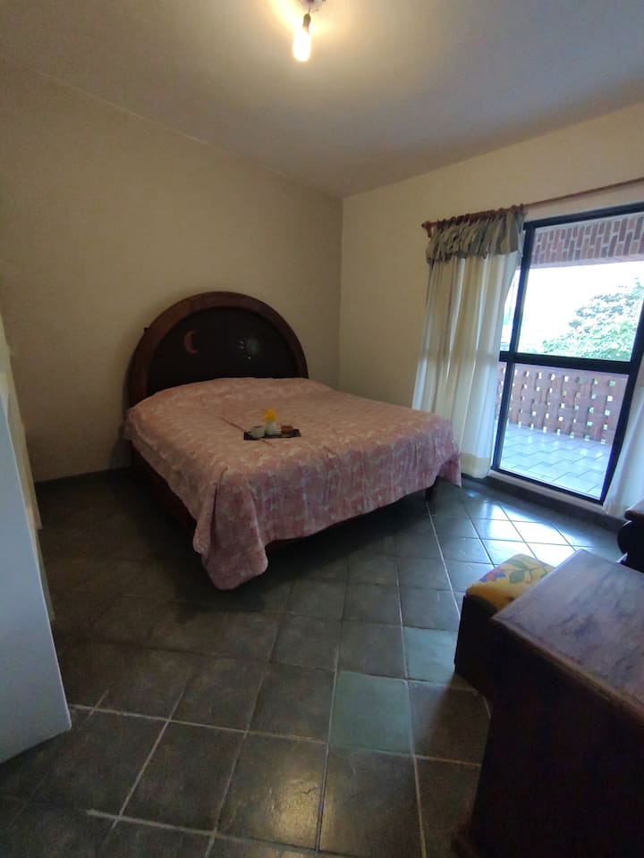 3号房配有一张宽敞的加大双人床，让您在住宿期间享受无与伦比的休息。