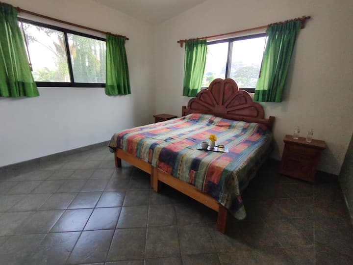 主卧室配有一张宽敞舒适的加大双人床，为您提供卓越的休息体验。