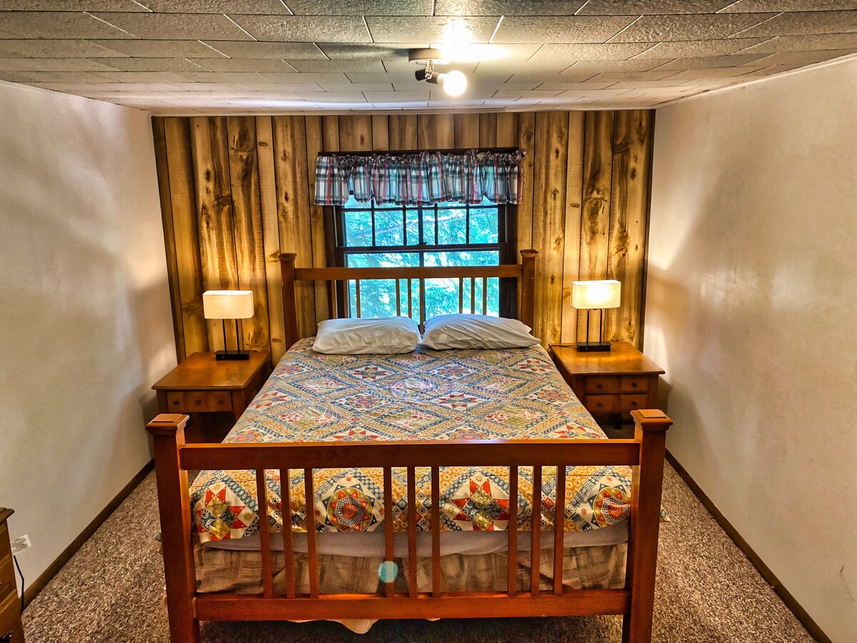 Ზემოთ საძინებელი - საწოლი დიდი ზომის