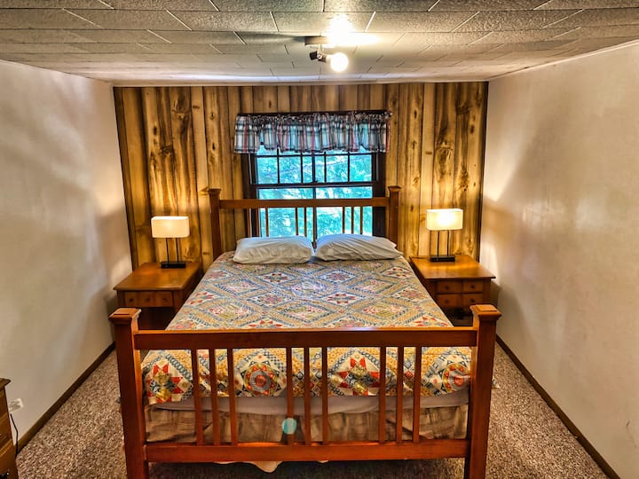 Chumba cha kulala cha ghorofani - kitanda cha ukubwa wa malkia