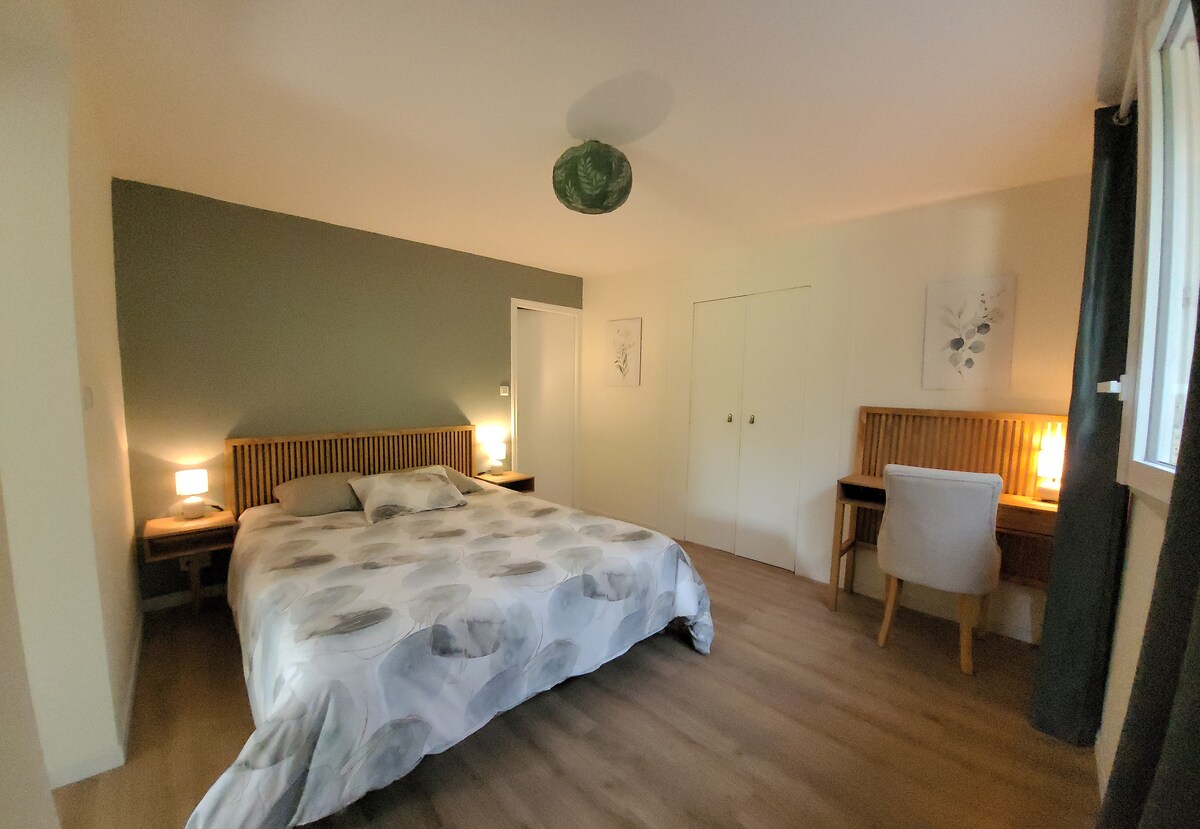 ห้องนอนขนาด 12.5 ตร.ม. พร้อมเตียงควีนไซส์ตู้เสื้อผ้าบิวท์อินและพื้นที่โต๊ะทำงาน