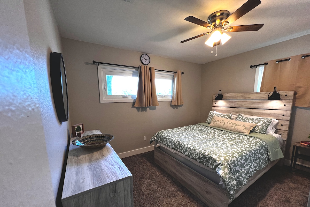 Spálňa 1 - manželská posteľ s osvetlením na čítanie, komodou a pripojenou skriňou.