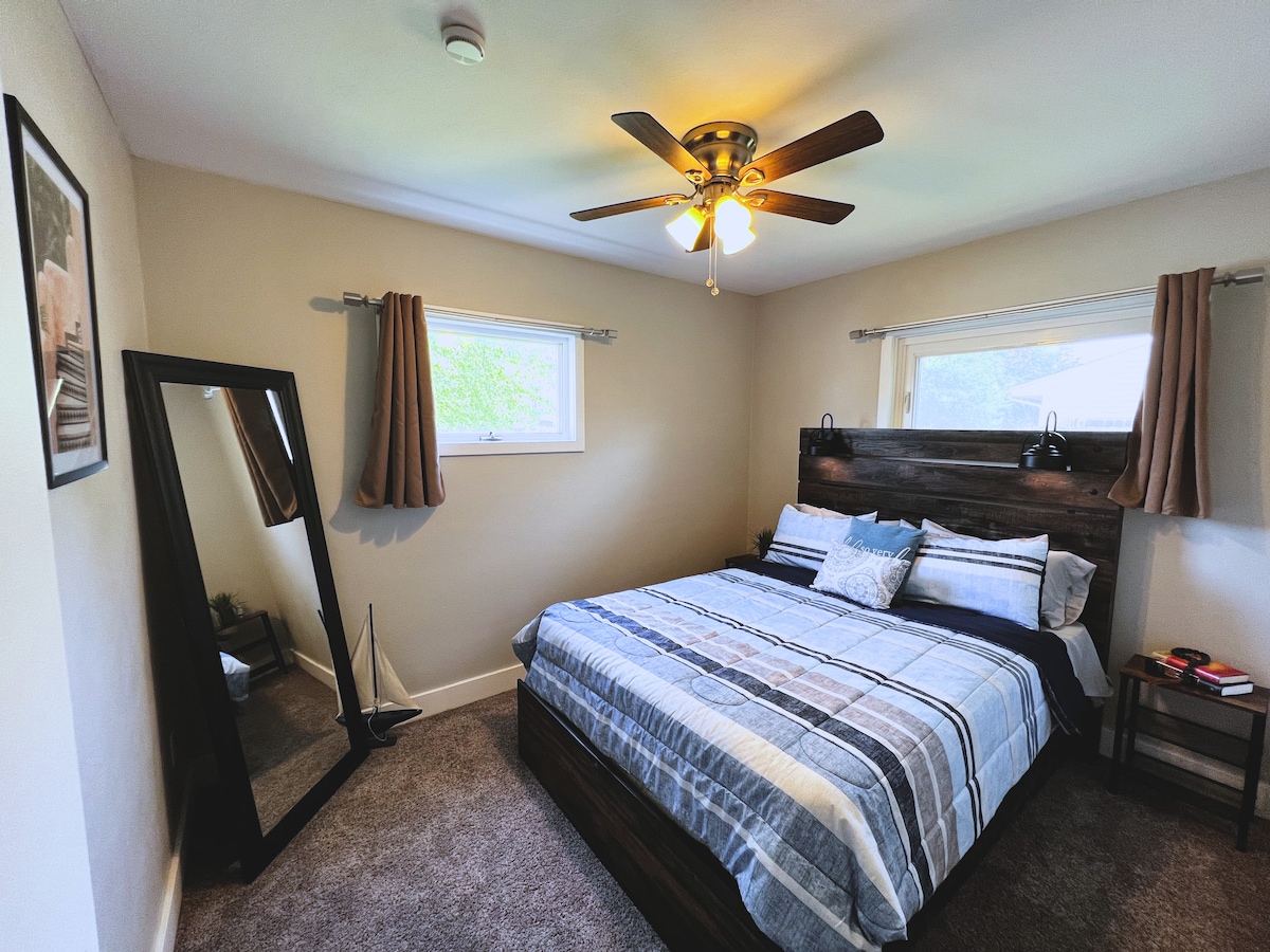 Spálňa 2  - zrkadlo v plnej veľkosti, manželská posteľ s osvetlením na čítanie a pripevnená skriňa.