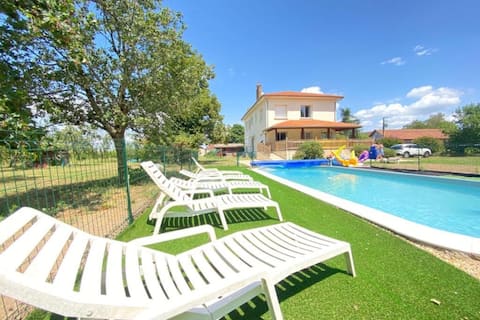 Large, quiet house with swimming pool and air conditioning