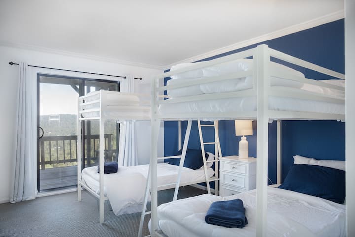 Blue bunk room sleeps 4 twin bunks and yes lake views access to the deck