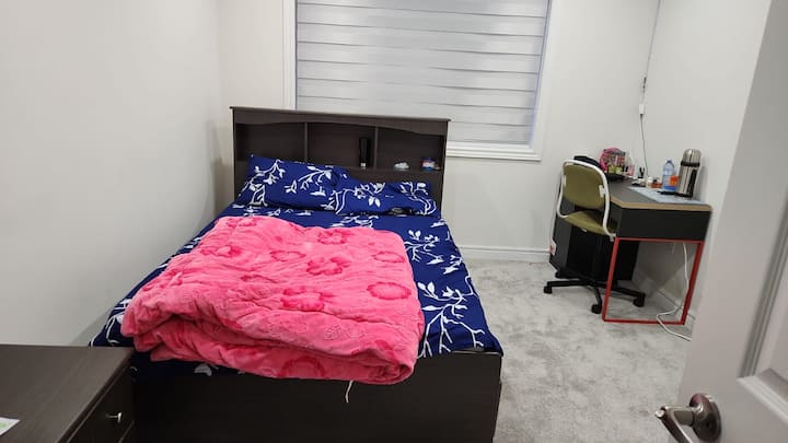 Cozy Room + Washroom In A House - Burlington