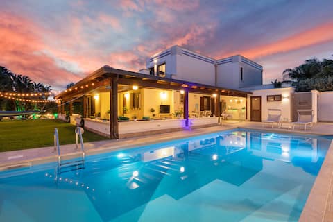 Villa Valentino with pool and garden, Terrasini