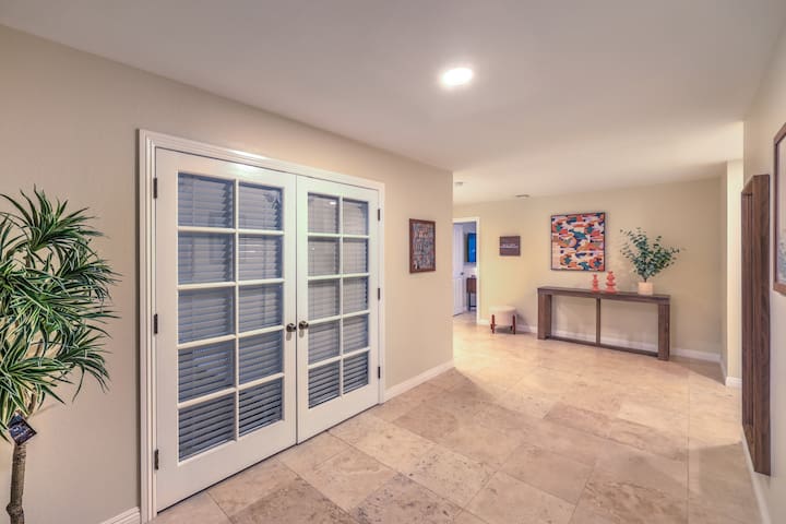 Family Villa, 7 BD, 3 BA, Pool/Jacuzzi gallery image 2