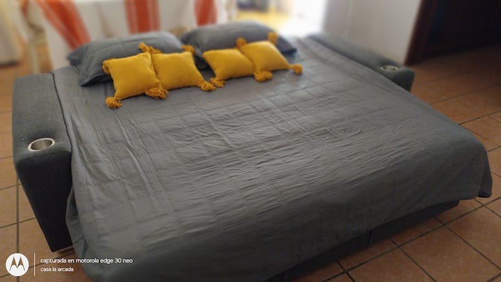 Разтегателният диван с размер king size има матрак мечта, еквивалентен на легло.