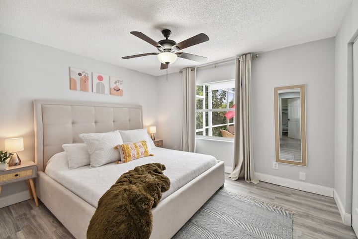 King bed with touch lamps & USB ports