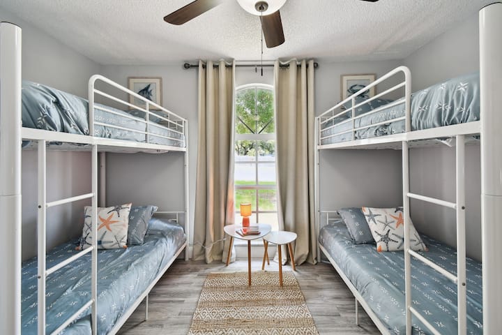 4 comfortable twin beds