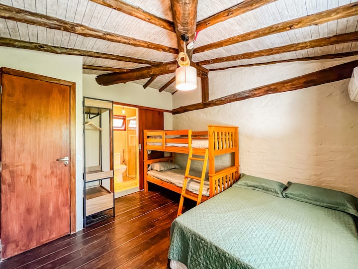 Superior apartman sa standardnim bračnim krevetom i krevetom na kat. Klima uređaj. Smart TV s Netflixom itd. 