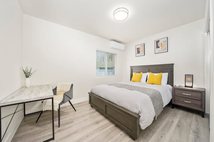 Shtëpia 1
Dhoma 1: Krevat dopio "Queen" me hapësirë pune