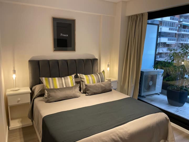 غرفة نوم مع مخرج الشرفة