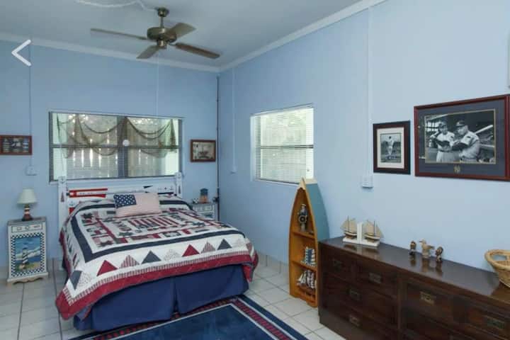 クイーンサイズベッド、引き出し式ソファベッド、テレビ付きの1階寝室