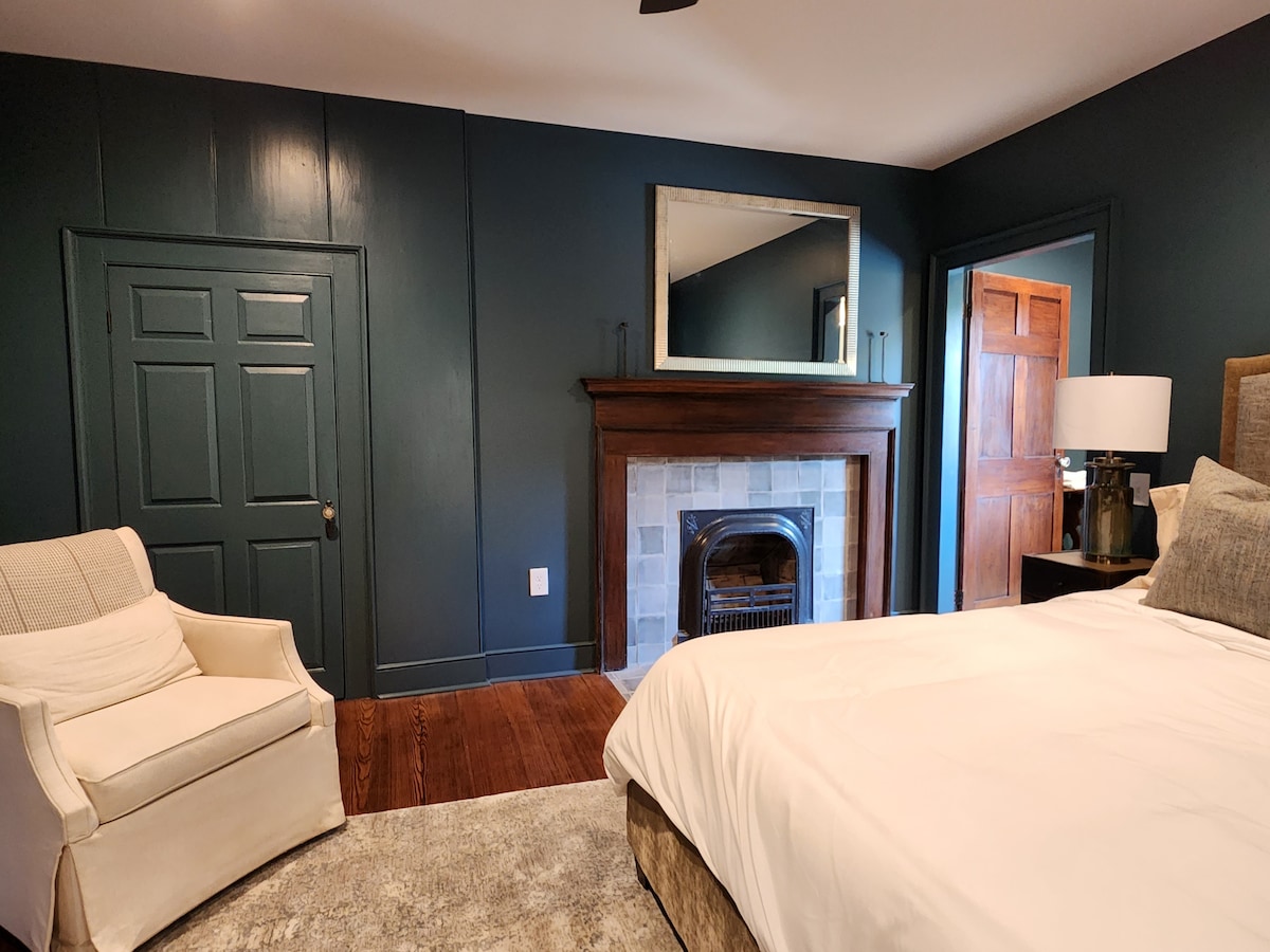 Добро място за четене или обличане на обувките.  