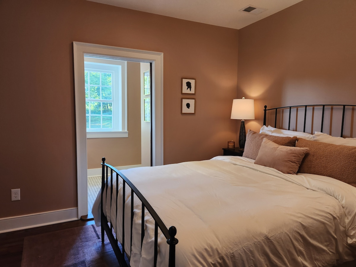 Изглед към самостоятелна баня и заден двор. 