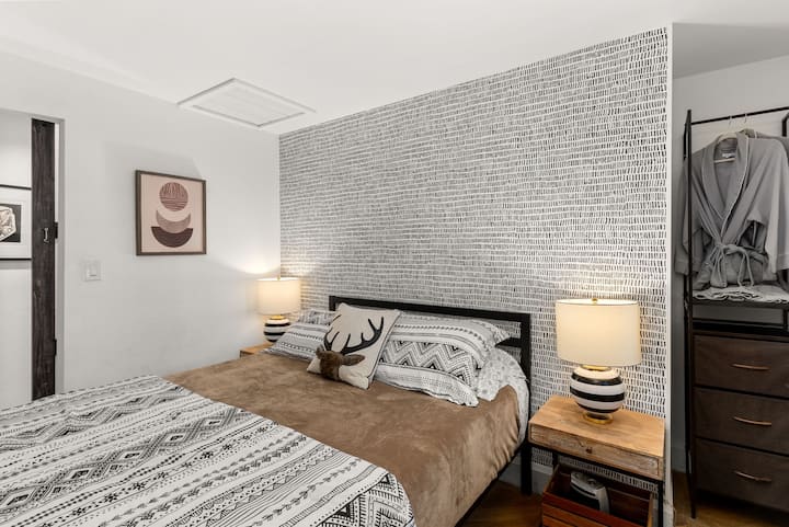 Уютна спалня с лого на къщата халати, които да използвате след спа центъра или душа