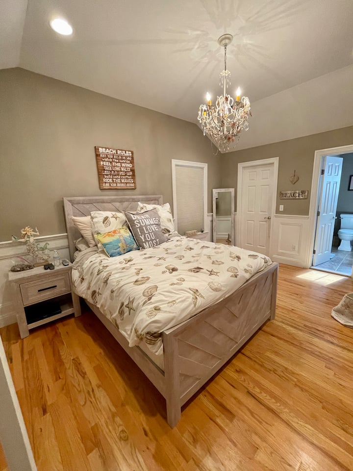 غرفة نوم رئيسية جميلة ومريحة.  حمام ملحق مع إمكانية الوصول من السيد.