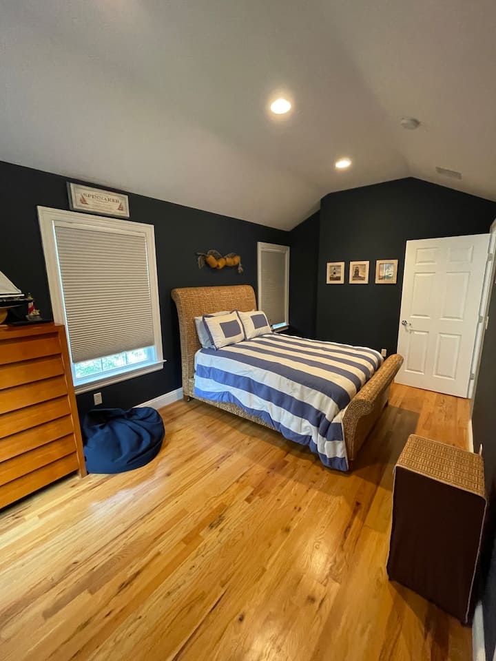 غرفة نوم في الطابق الثاني - أرضيات كبيرة مشرقة وصلبة