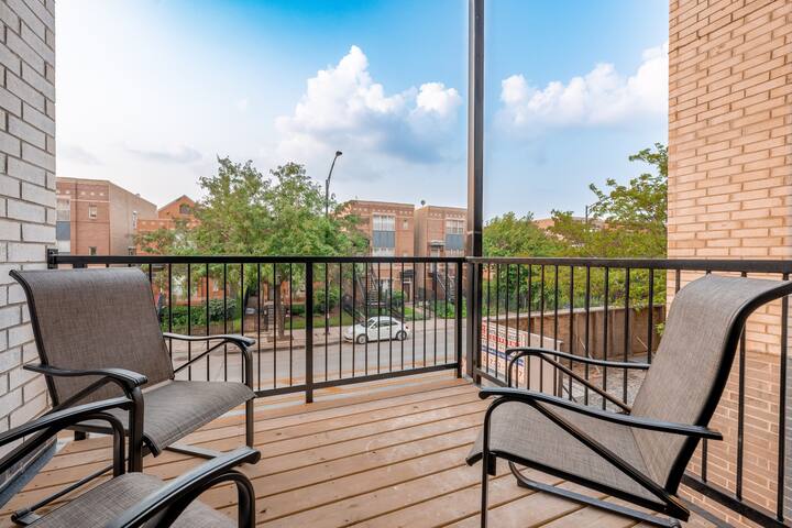 Sleeps 12 | Free Parking | Rooftop | Near Downtown gallery image 3