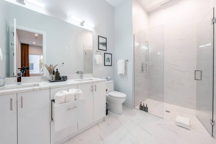 Sleeps 12 | Free Parking | Rooftop | Near Downtown gallery image 4