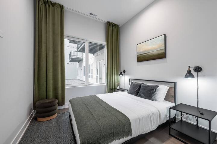 Sleeps 12 | Free Parking | Rooftop | Near Downtown gallery image 2