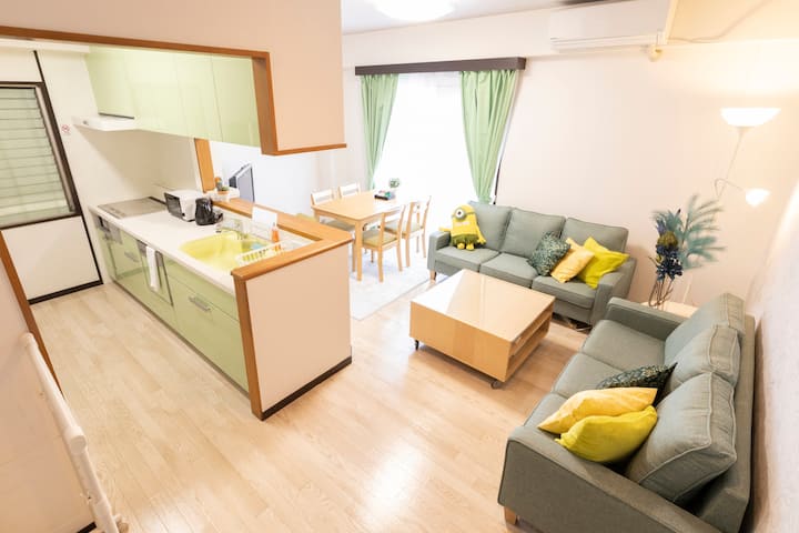 Дневна соба Пространа дневна соба во која може да се сместат големи групи