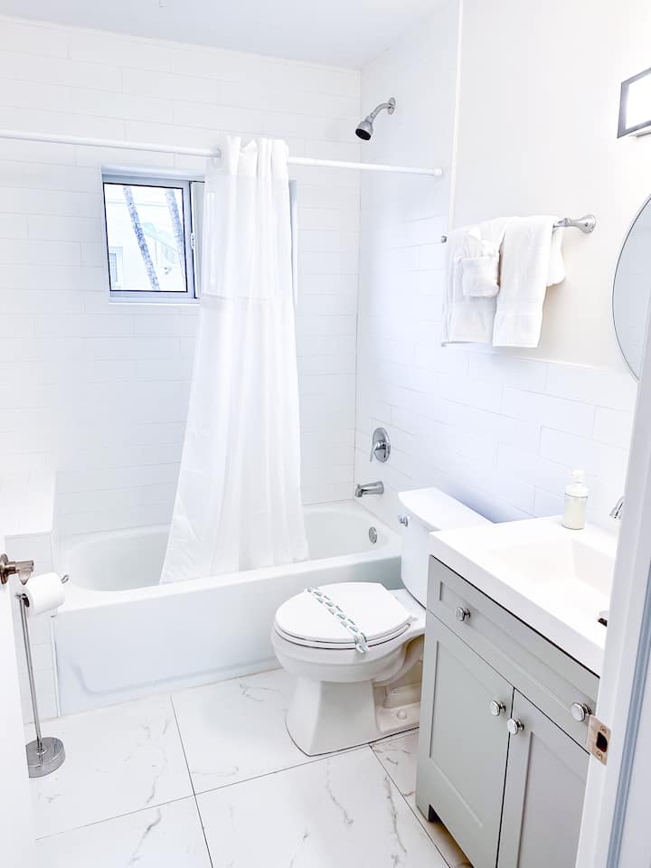 Unit 11 King Pool View Studio, Sleeps 2 - Lauderdale-by-the-Sea Beach, FL
