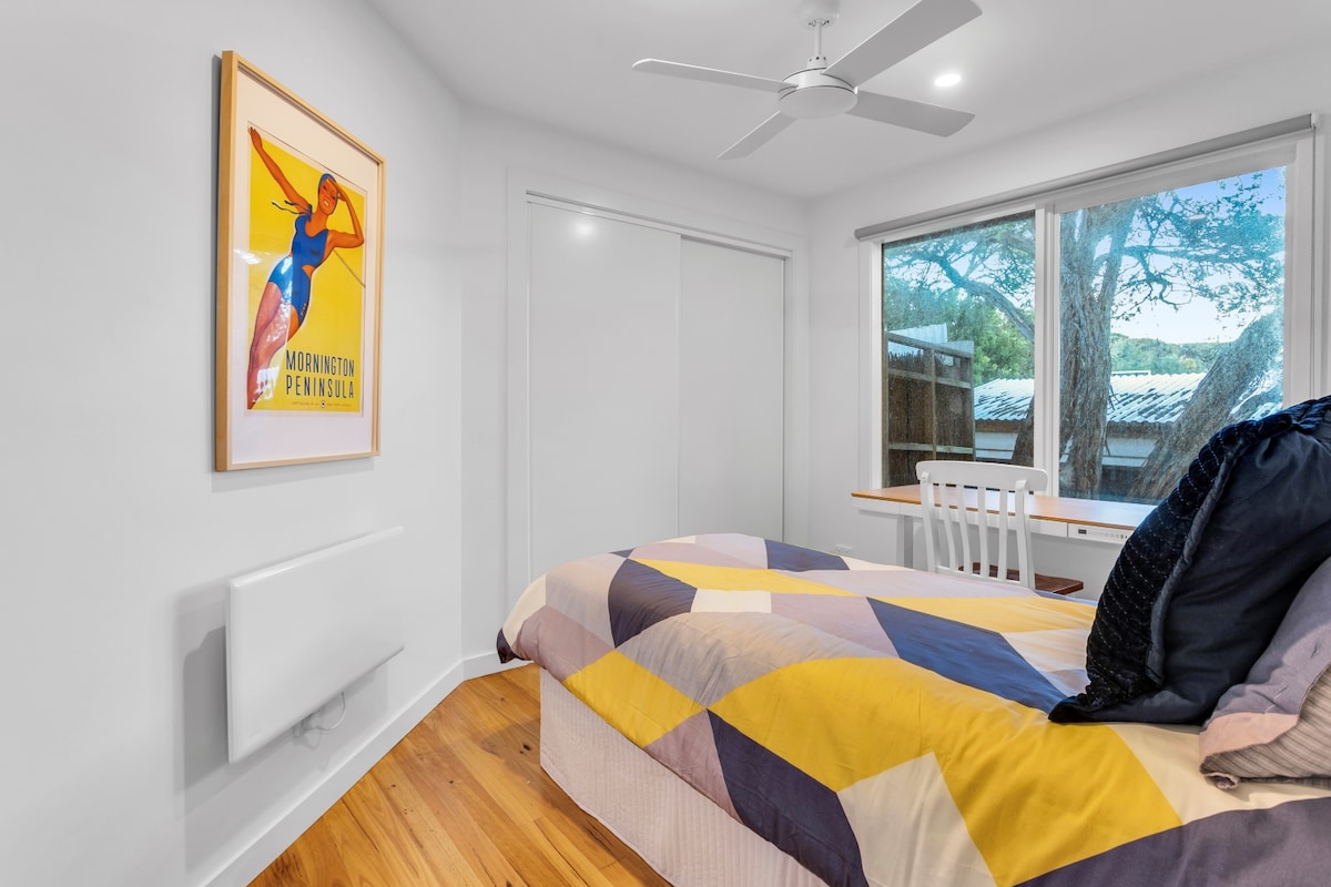 Mirna i uredna, ova spavaća soba je sretno utočište.