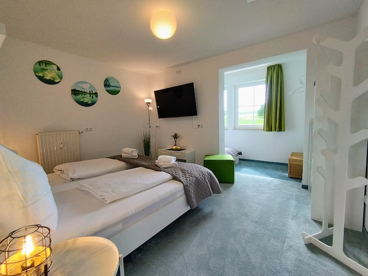 עם מיטה זוגית (180x200 ס"מ) ומיטת יחיד (90x200 ס"מ), היא מציעה שפע של מקום. אפשר גם לארח מיטת תינוק. וילונות האפלה וטלוויזיה פרטית עם Disney+ מבטיחים נוחות.