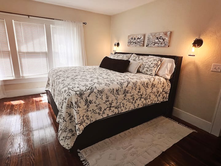 Спалня №2 разполага с двойно легло и килер за съхранение.