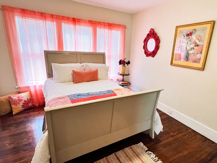 Спалня #3 с легло в пълен размер. Гардероб в спалнята