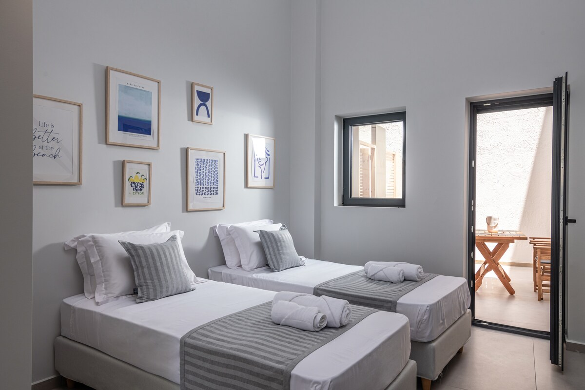 Chumba cha 2 cha kulala, chenye vyumba nusu, kilichotenganishwa na kizigeu cha mbao cha sebule