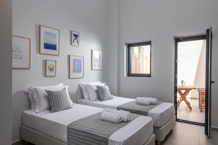 חדר שינה 2, חצי אוטונומי, מופרד ממחיצת העץ בסלון