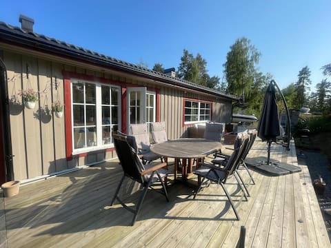 Top Airbnb: Cozy house in the countryside with lake views. in Uppsala