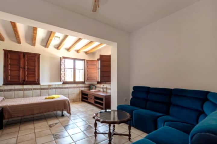 Habitación 7 con una cama个人/卧室7 ，配备一张单人床