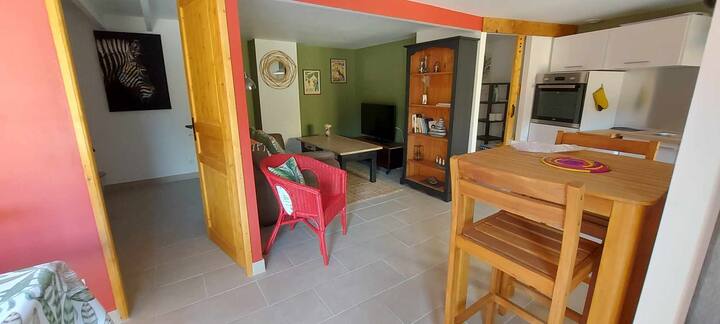 Acogedor salón con tv, algunos libros a su disposición, así como algunos juegos 