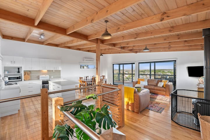 Ocean Views on Aldebaran – sleeps 11