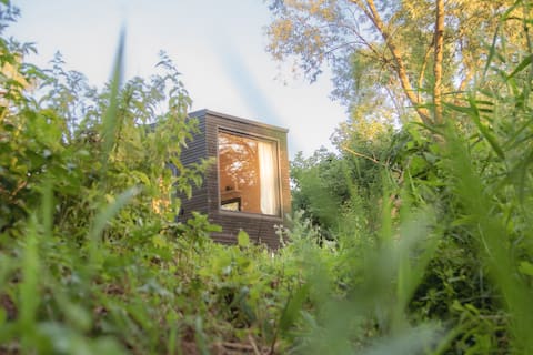 Tiny house with field view by the creek