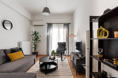 Popular Airbnb listing: Urban Chic Hideaway Near Athens Center & Metro in ΑΜΠΕΛΟΚΗΠΟΙ ΙΙ