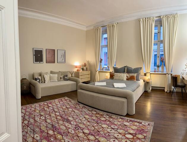 Central I 140m² • 4-Room • 1.5 Bath • Hackescher gallery image 2